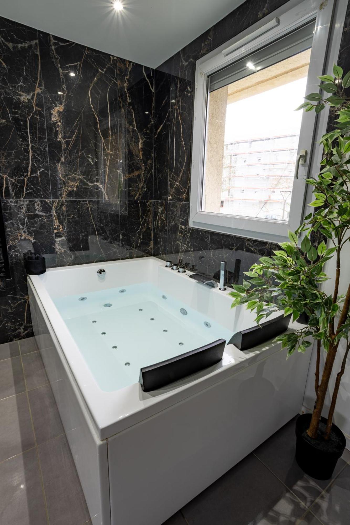Evasion Romantique Avec Jacuzzi Savigny-le-Temple Zewnętrze zdjęcie